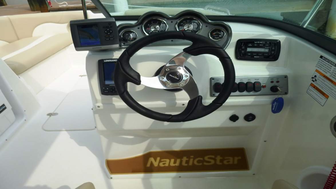 Nauticstar 203 DC - Deckboot